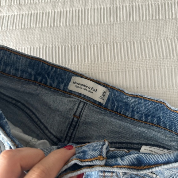 Abercrombie & Fitch Mom Shorts - Picture 2 of 3